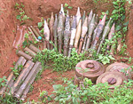 Mengen von gefährlicher, nichtexplodierter Munition und Minen